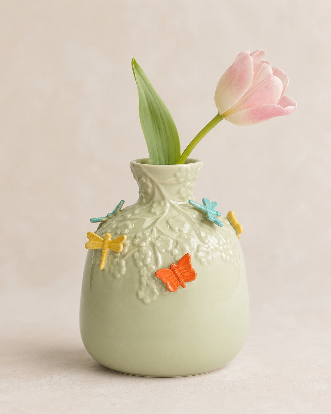 Wazon ceramiczny w kształcie butelki z motywem motyli, kolor piaskowy-zielony, 19 cm