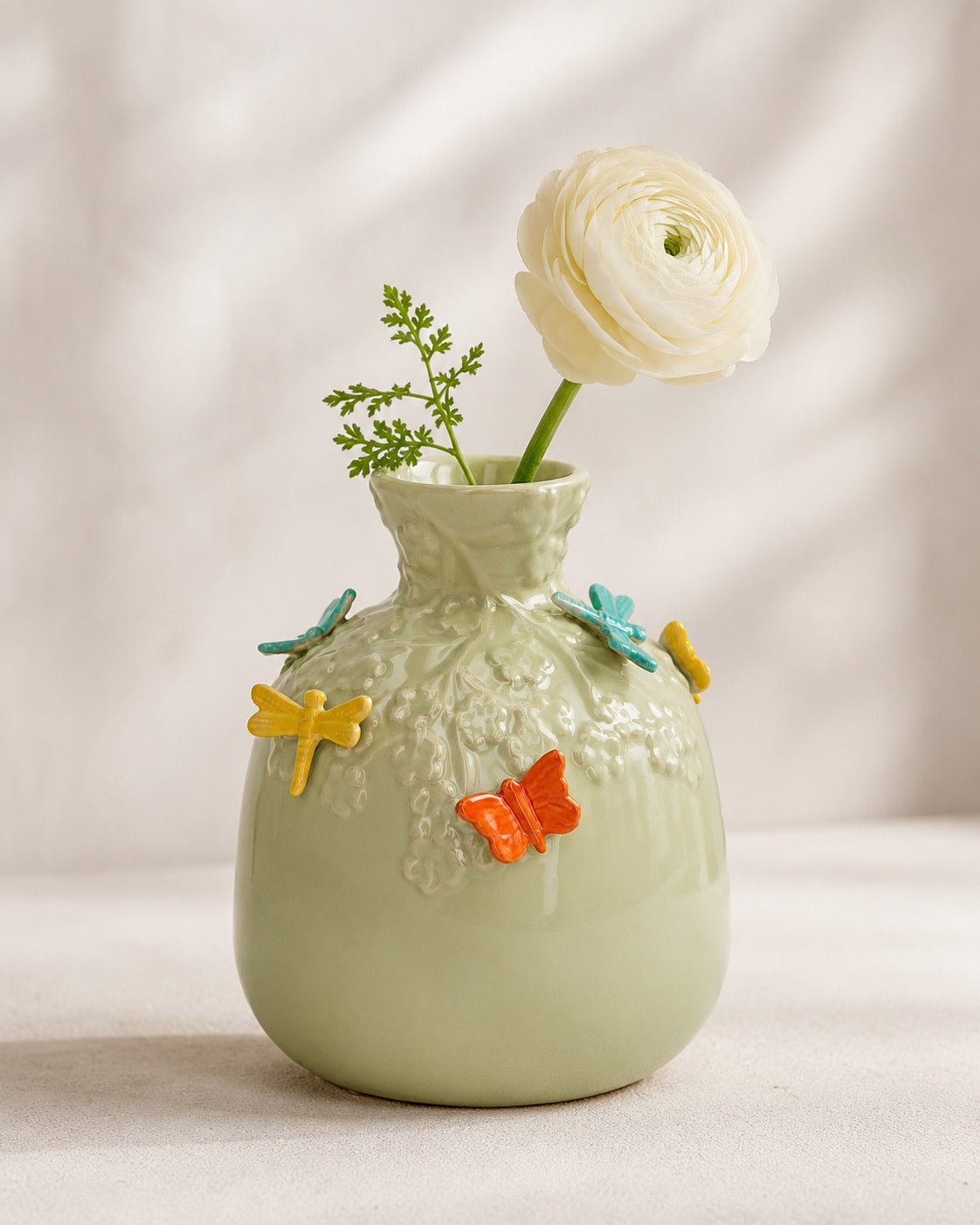 Wazon ceramiczny w kształcie butelki z motywem motyli, kolor piaskowy-zielony, 16 cm