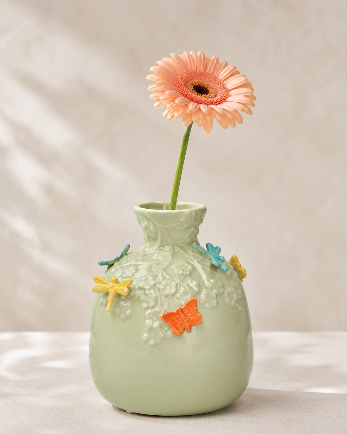 Wazon ceramiczny w kształcie butelki z motywem motyli, kolor piaskowy-zielony, 22.5 cm